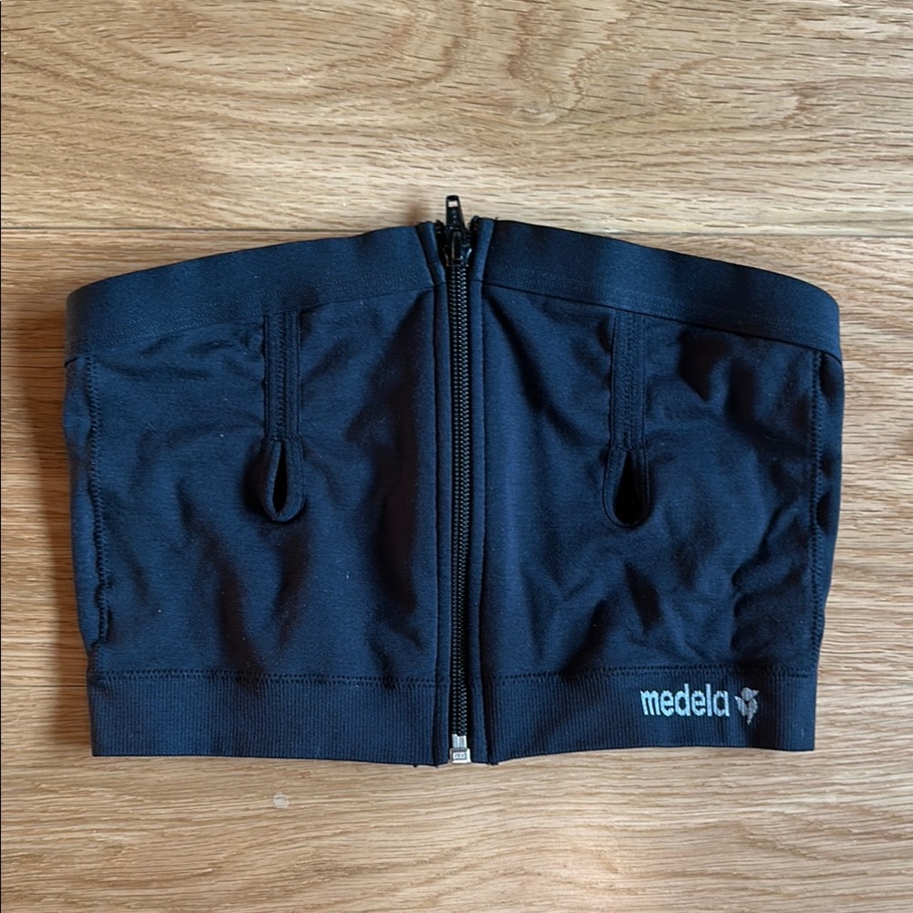 Medela Black Hands-Free Pumping Bra